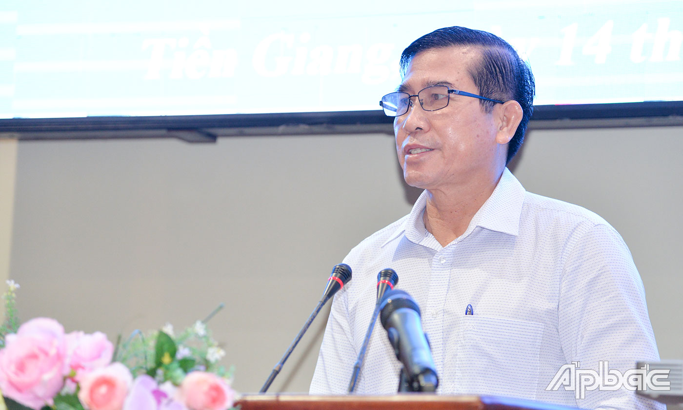 Đồng chí Lê Văn Hưởng phát biểu tại hội nghị.