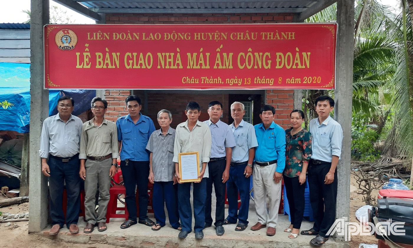 Trao nhà “Mái ấm Công đoàn” cho anh Nguyễn Hoàng Giang