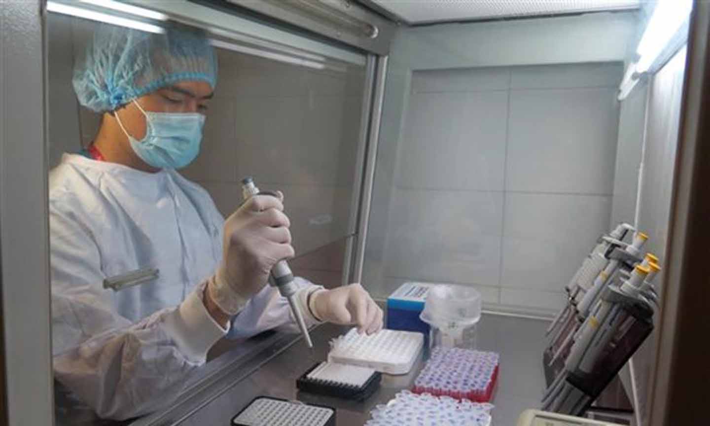 Bộ sinh phẩm phát hiện SARS-CoV-2 virus bằng kỹ thuật Realtime PCR của tỉnh Thái Nguyên được triển khai kiểm nghiệm tại Khoa Miễn dịch di truyền phân tử, Bệnh viện Trung ương Thái Nguyên. (Ảnh: Thu Hằng/TTXVN)
