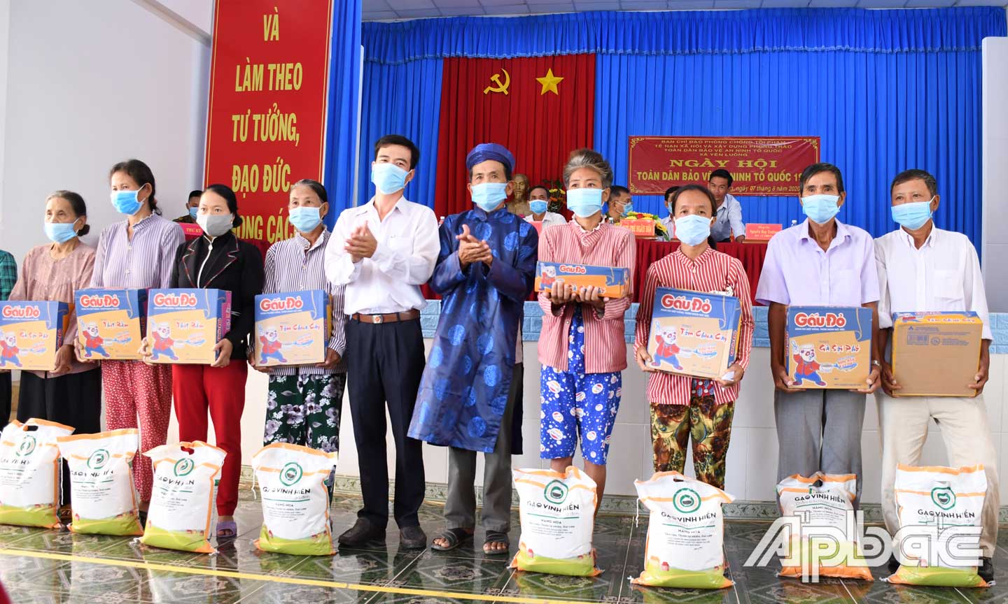 Ban Chỉ đạo Ngày hội xã Yên Luông (huyện Gò Công Tây) vận động nhà hảo tâm tặng quà gia đình có hoàn cảnh khó khăn trên địa bàn xã.
