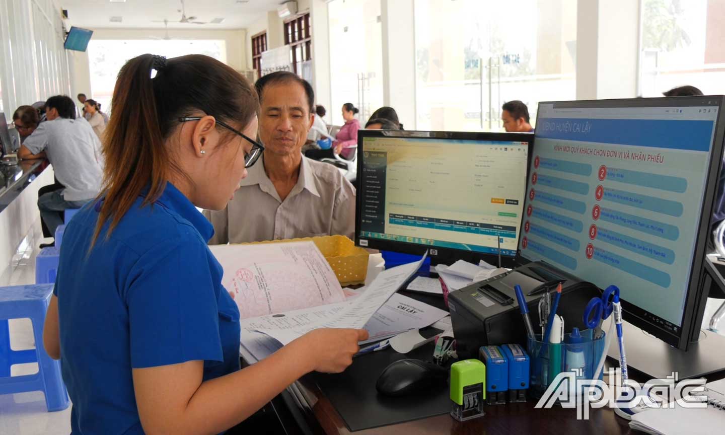 Giải quyết thủ tục hành chính cho người dân tại UBND huyện Cai Lậy.