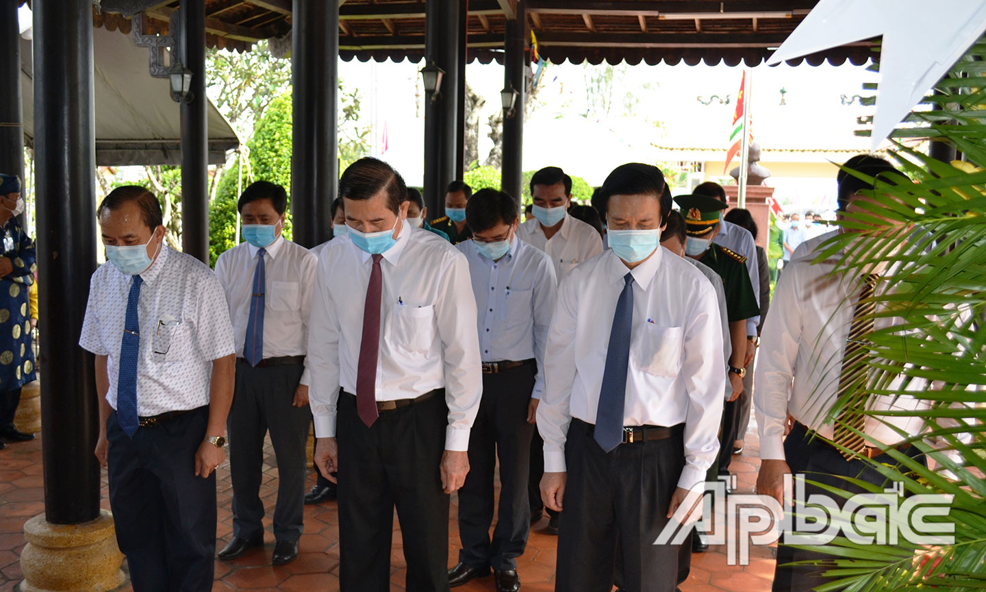 Các đồng chí trong đoàn Tỉnh ủy, HĐND, UBND, UBMTTQ Việt Nam tỉnh Tiền Giang tưởng niệm tại đền thờ Trương Định.