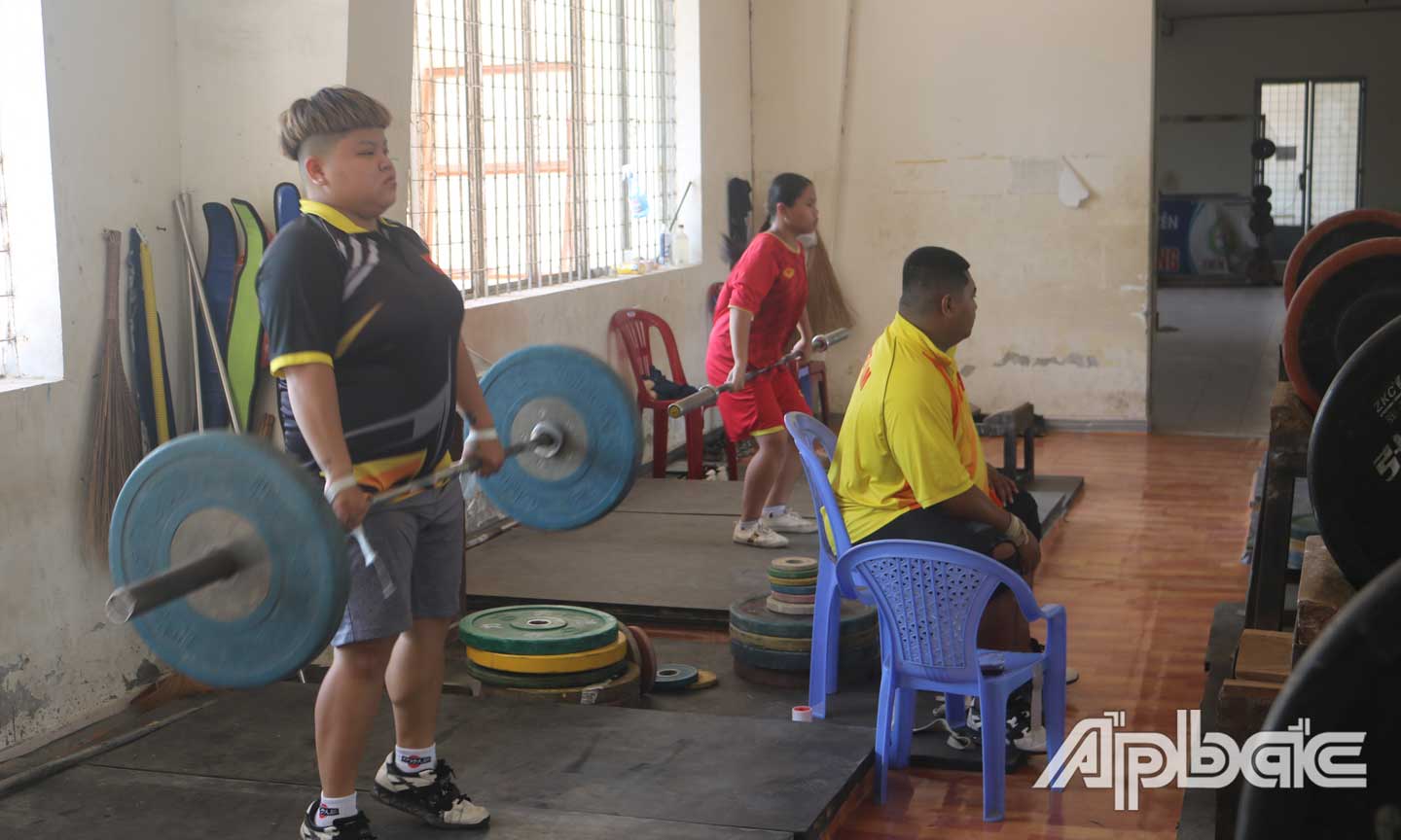 Các VĐV Đội Cử tạ tỉnh tiếp tục tập luyện duy trì thể lực, phong độ  để sẵn sàng thi đấu khi giải tổ chức trở lại.