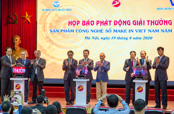 Ministry of Information and Communication Nguyen Manh Hung at the launching ceremony of the 