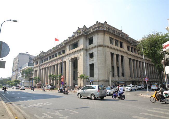 The office of the State Bank of Vietnam in HCMC. In reality, since early this year, although the central bank has twice cut the interest rates for deposits with terms shorter than six months, lending rates have hardly changed - PHOTO: THANH HOA.