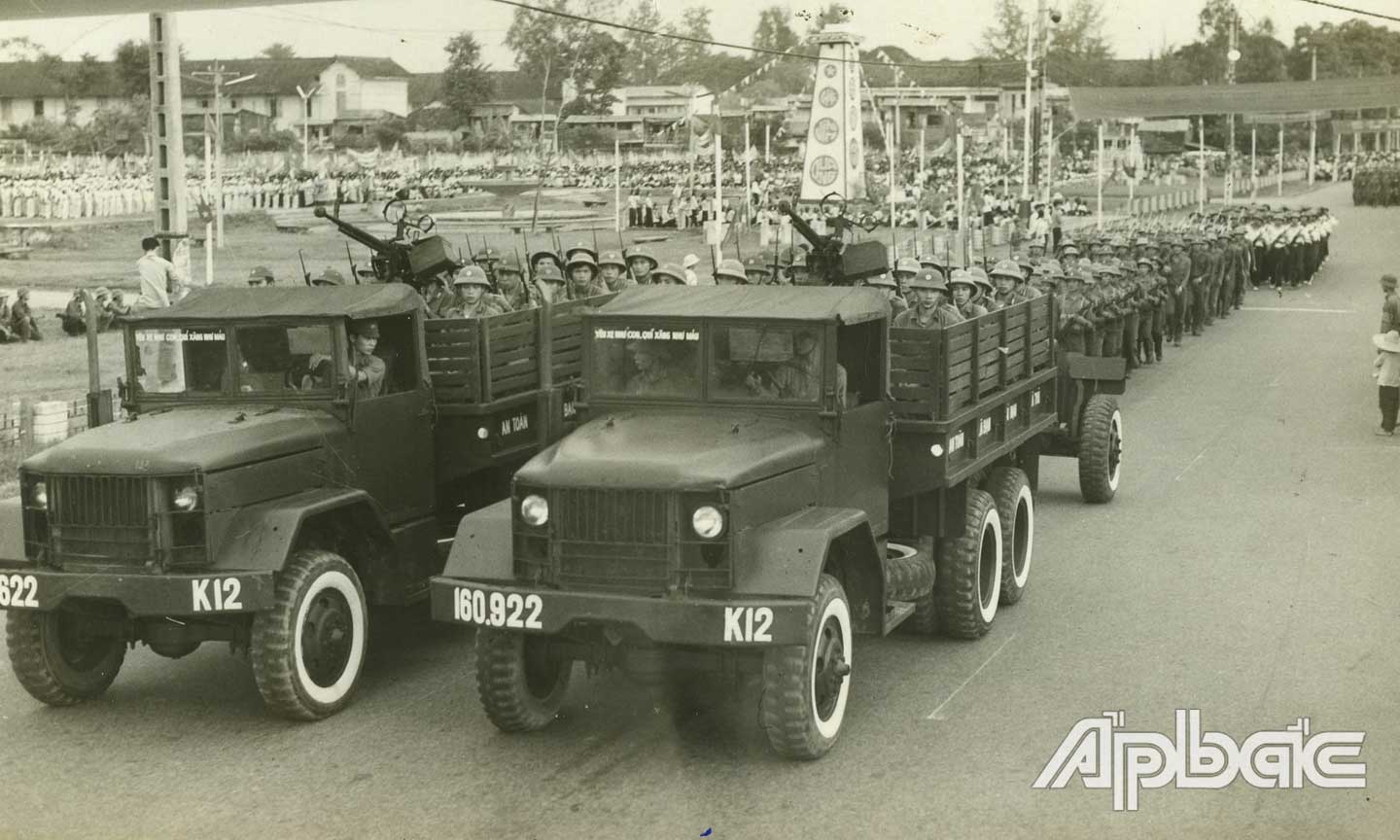 Các lực lượng Quân đội diễu hành qua sân lễ tại Lễ Kỷ niệm 33 năm Quốc khánh 2-9-1978.                 Ảnh: NGUYỄN THIỂU