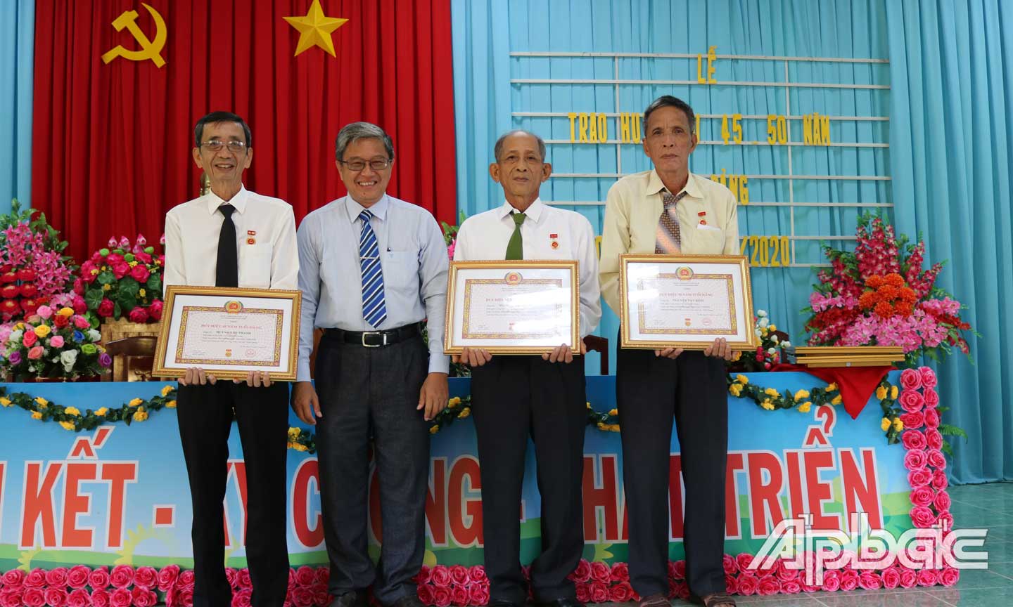 Bí thư Huyện ủy trao Huy hiệu Đảng cho các đảng viên cao niên xã Long Tiên. 