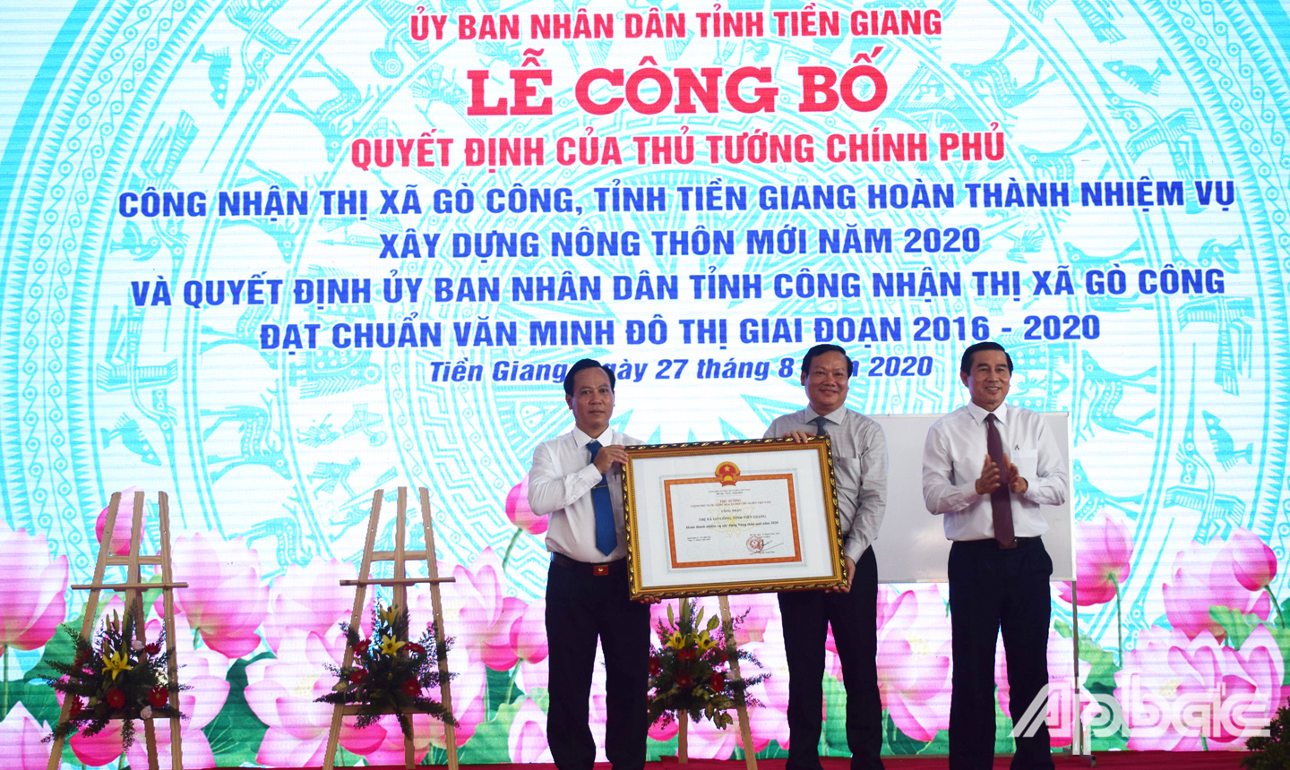 Đồng chí Lê Văn Hưởng thay mặt Thủ tướng chính phủ trao bằng công nhận thị xã Gò Công hoàn thành nhiệm vụ xây dựng NTM. 