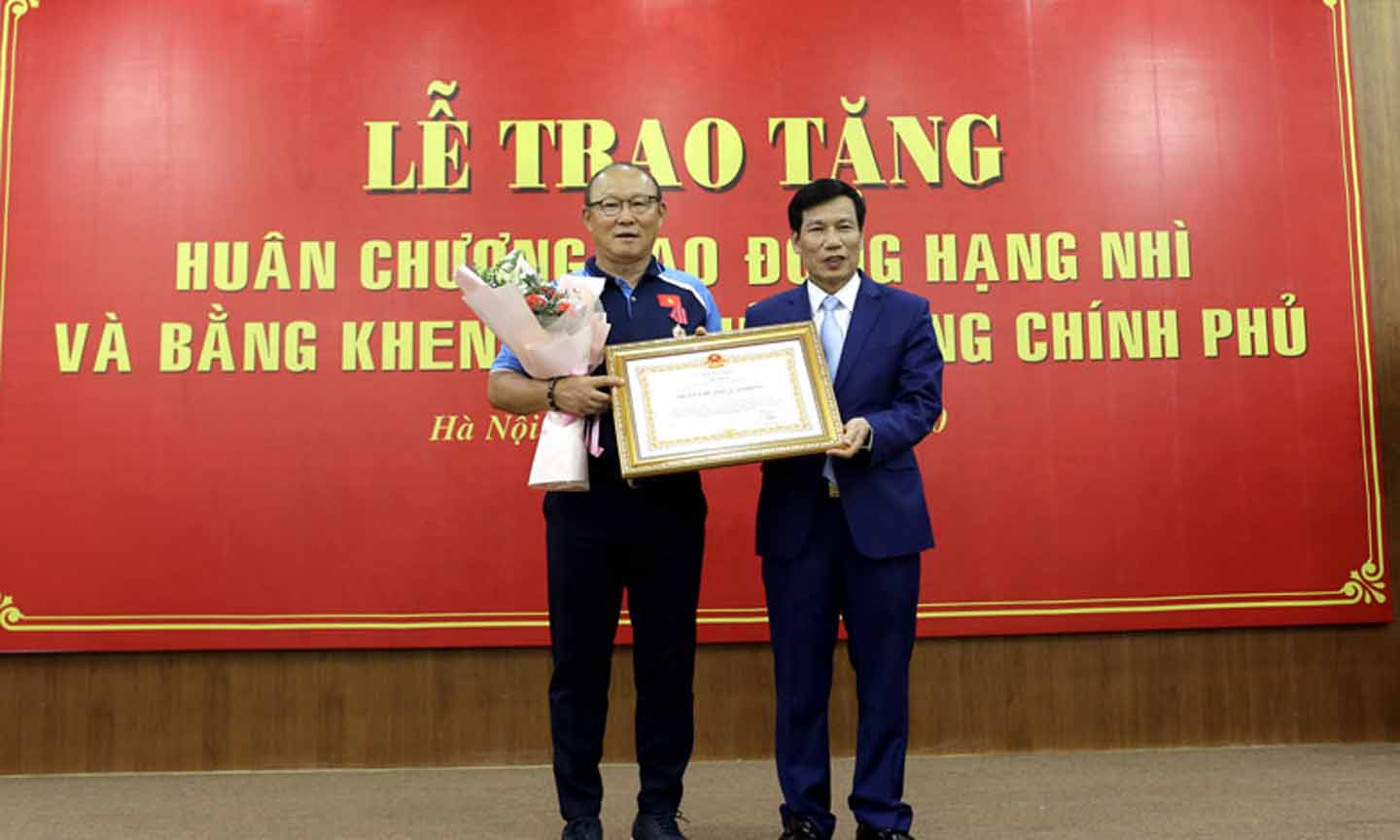 Bộ trưởng Nguyễn Ngọc Thiện trao Quyết định của Chủ tịch nước và Huân chương lao động hạng Nhì cho HLV trưởng Park Hang-seo. Ảnh: VFF