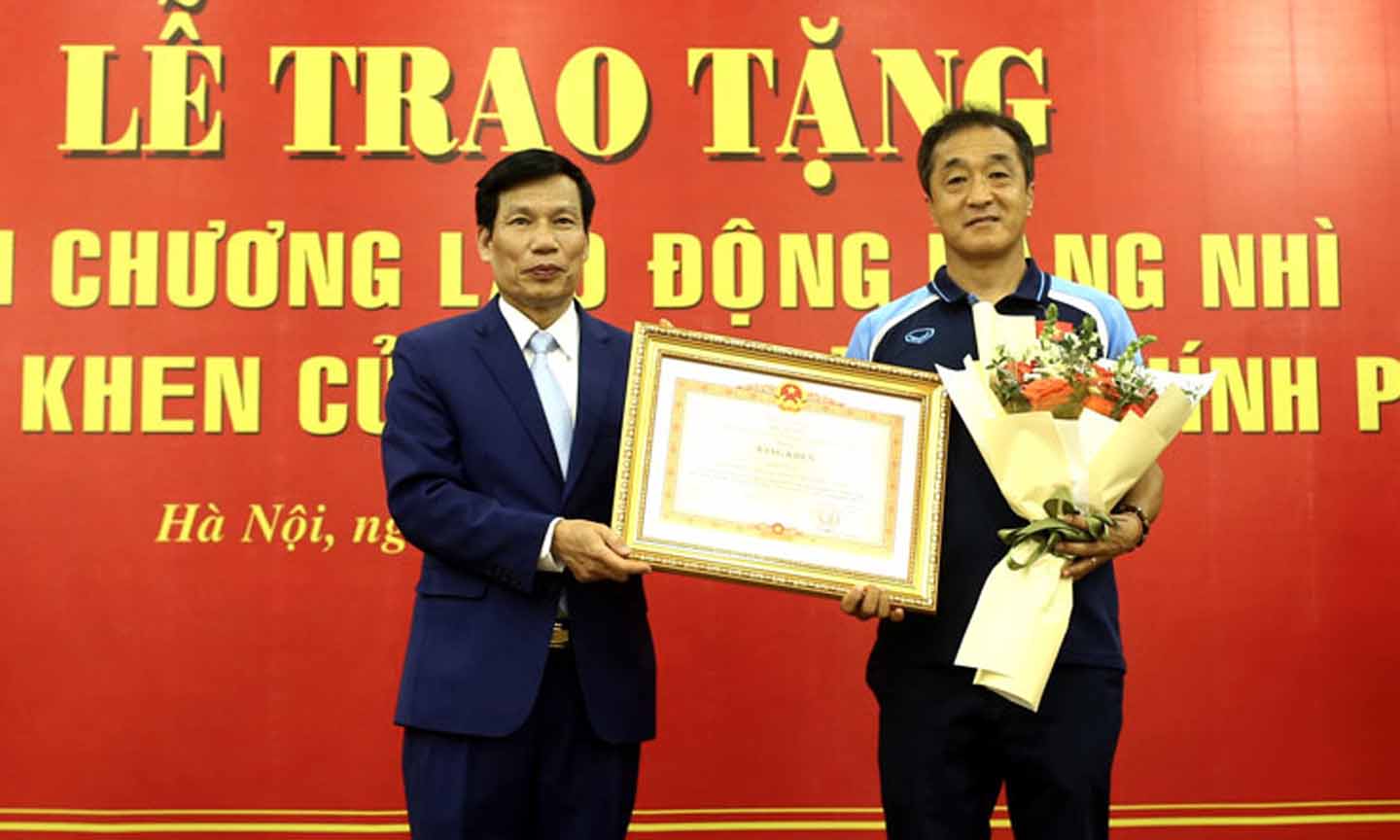 Bộ trưởng Nguyễn Ngọc Thiện trao Bằng khen của Thủ tướng cho Trợ lý HLV trưởng Lee Young-jin.