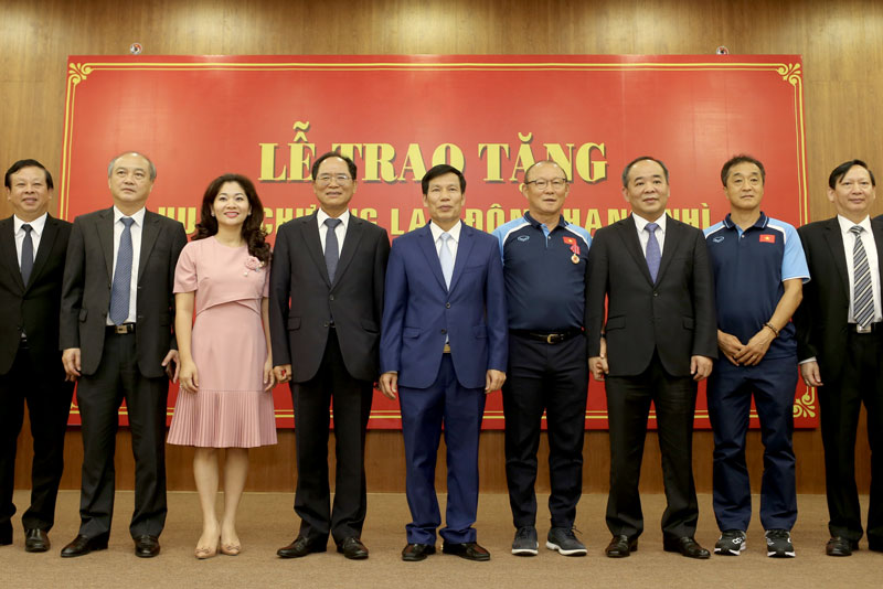 Lãnh đạo Bộ VH-TT-DL, Đại sứ quán Đại hàn Dân quốc tại Việt Nam, Tổng cục TDTT, LĐBĐVN chụp ảnh lưu niệm với HLV Park Hang-seo và các trợ lý.