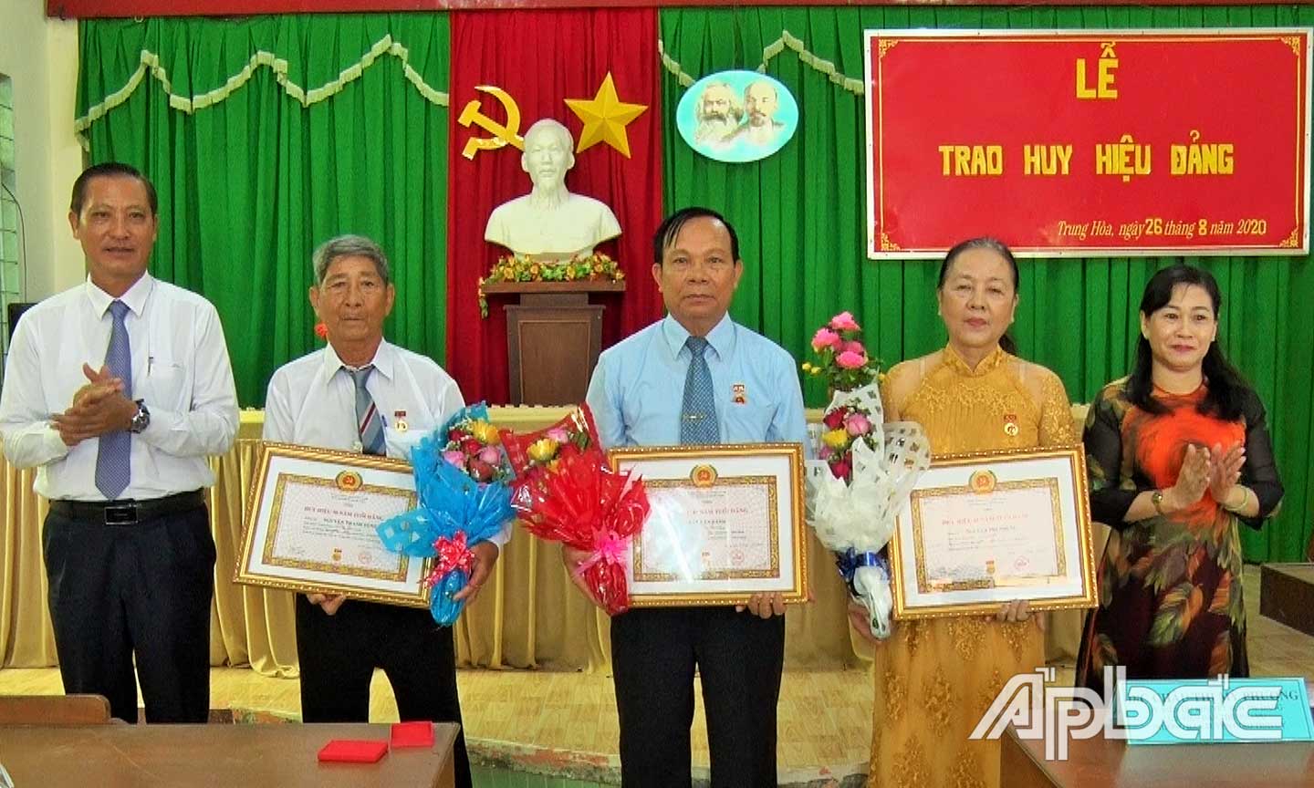 Đồng chí  Châu Thị Mỹ Phương và đồng chí Ngô Hữu Thệ trao Huy hiệu Đảng cho các đảng viên. 