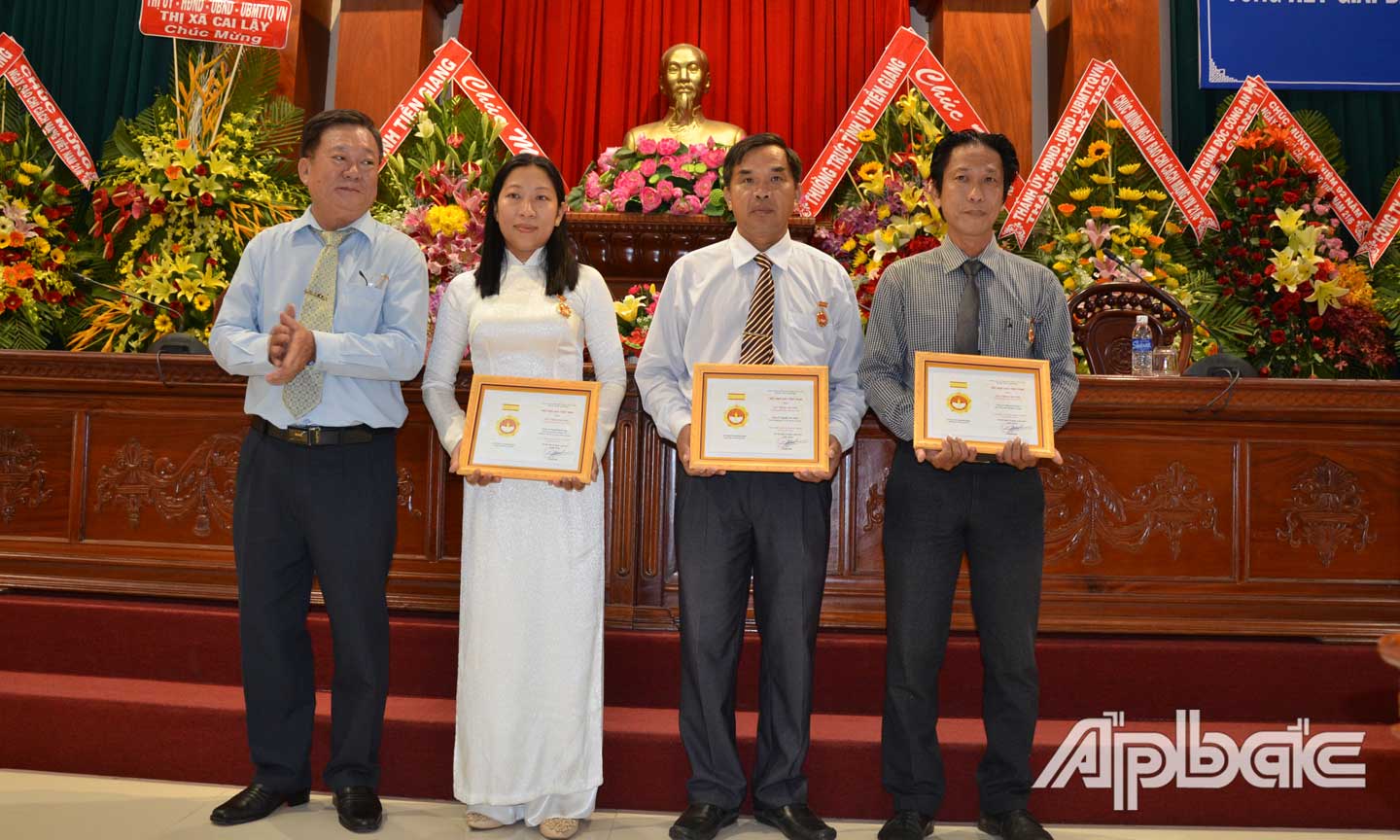Đồng chí Nguyễn Văn Phước Cường (bìa trái) trao Kỷ niệm chương Vì sự nghiệp báo chí cho các nhà báo.