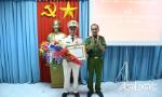 Trao Huy hiệu 30 năm tuổi Đảng cho Thượng tá Đặng Nam Hưng