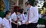 Chủ tịch UBND tỉnh Lê Văn Hưởng tặng học bổng nhân dịp khai giảng năm học mới