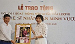 NSND Minh Vương trao tặng bộ sưu tập hình ảnh hoạt động cải lương