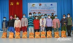 Đoàn Thanh niên Công an tỉnh Tiền Giang tặng quà cho hộ dân khó khăn