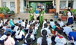 Trao tặng bánh trung thu cho học sinh Trường Tiểu học Tân Hội Đông