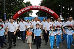 Phó Thủ tướng Trương Hòa Bình tham gia sự kiện đi bộ kêu gọi đội mũ bảo hiểm cho trẻ em