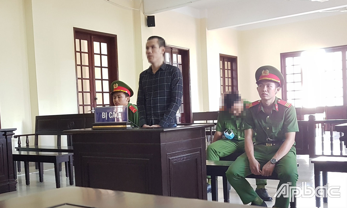 Lĩnh án tù về tội tàng trữ trái phép vũ khí quân dụng