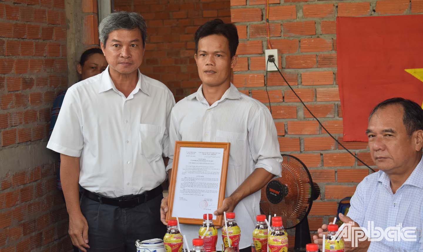 Lãnh đạo Công ty Điện lực Tiền Giang trao quyết định tặng nhà tình thương cho gia đình bà Võ Thị Nhung
