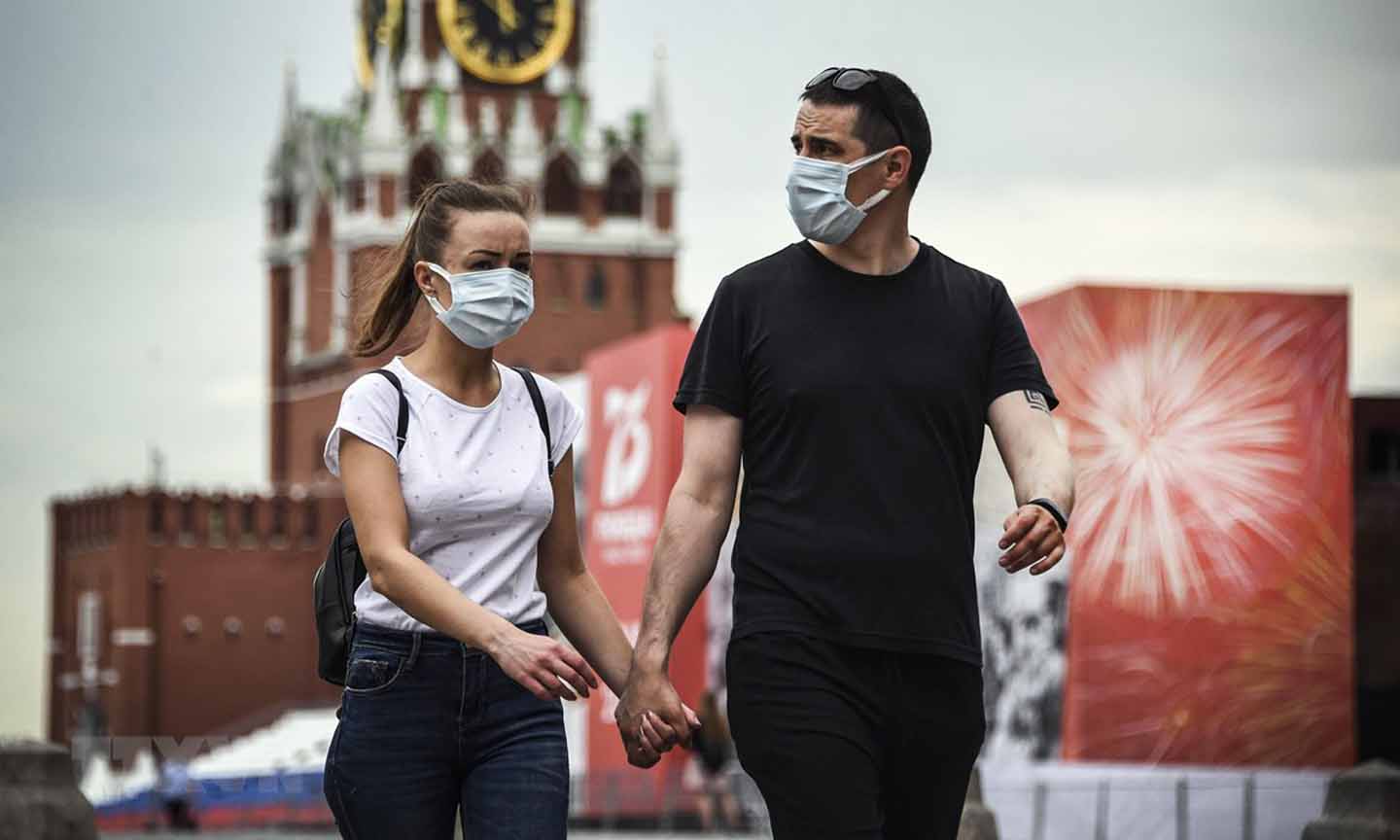 Người dân đeo khẩu trang phòng dịch COVID-19 tại Moskva, Nga ngày 15-6-2020. (Ảnh: AFP/TTXVN)