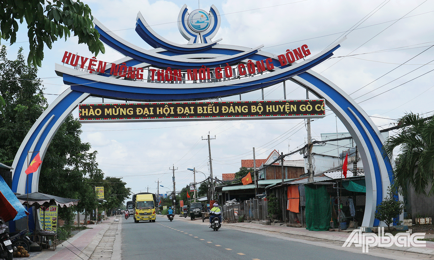 Cổng chào của huyện Gò Công Đông