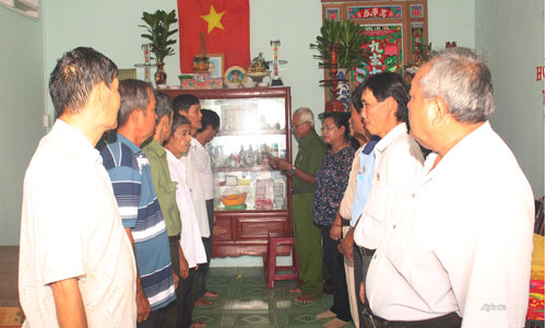 Tổ chức Lễ giỗ Bác Hồ tại nhà CCB Nguyễn Văn Gẫm ấp Bình Lợi.