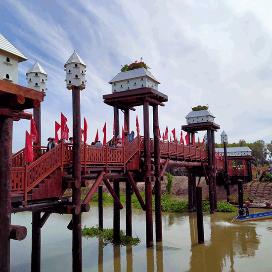 Cầu kiều Trà Sư đón du khách ngày Tết độc lập 2-9-2020.