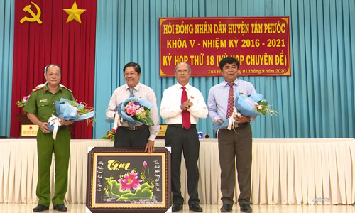 Chủ tịch HĐND huyện Tân Phước Đỗ Vũ Thuận tặng hoa các đại biểu miễn nhiệm và trúng cử các chức danh lãnh  đạo huyện. 