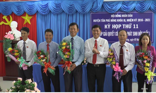 Tân Chủ tịch HĐND huyện Tân Phú Đông Phan Minh Quân tặng hoa chúc mừng các vị vừa trúng cử các chức danh UBND huyện Tân Phú Đông  nhiệm kỳ 2016 - 2021.
