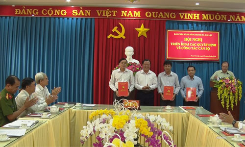 Đồng chí Phan Phùng Phú, Bí thư Thị ủy Cai Lậy trao Quyết định điều động cán bộ.