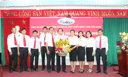 Bí thư các Chi bộ trực thuộc Đảng bộ Agribank Tiền Giang chụp hình lưu niệm với đồng chí Nguyễn Văn Huỳnh.