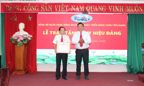 Đ/c Võ Văn Dũng trao huy hiệu 30 năm tuổi Đảng cho đ/c Nguyễn Văn Huỳnh
