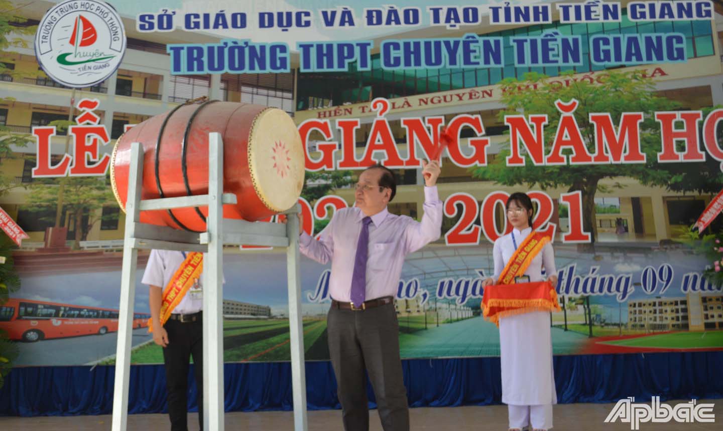 Đồng chí Trần Thanh Đức đánh trống khai giảng năm học mới 