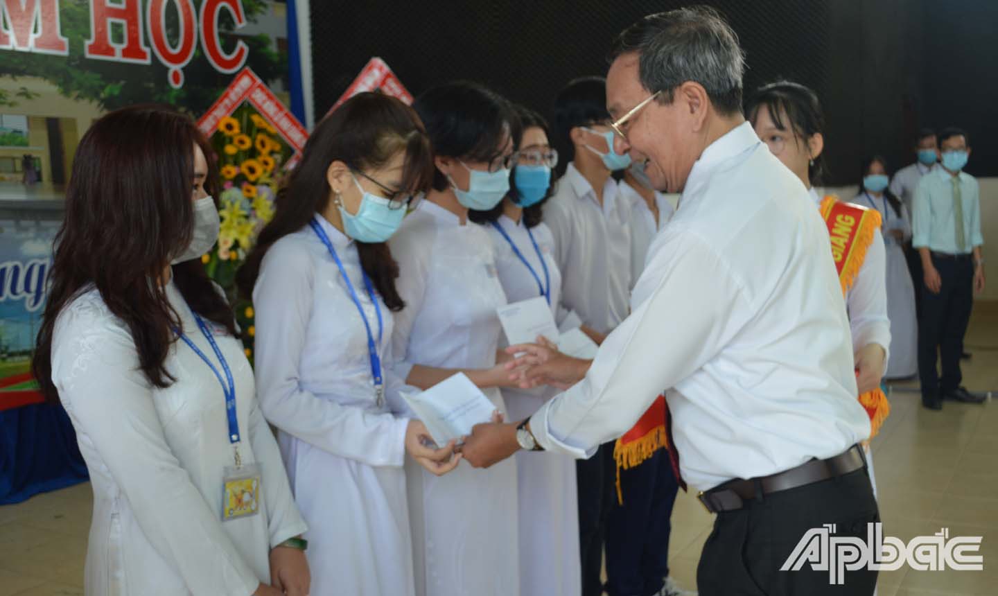 Đồng chí Phan Văn Hà tặng quà cho các học sinh đạt thành tích cao trong kỳ thi tốt nghiệp THPT  2020