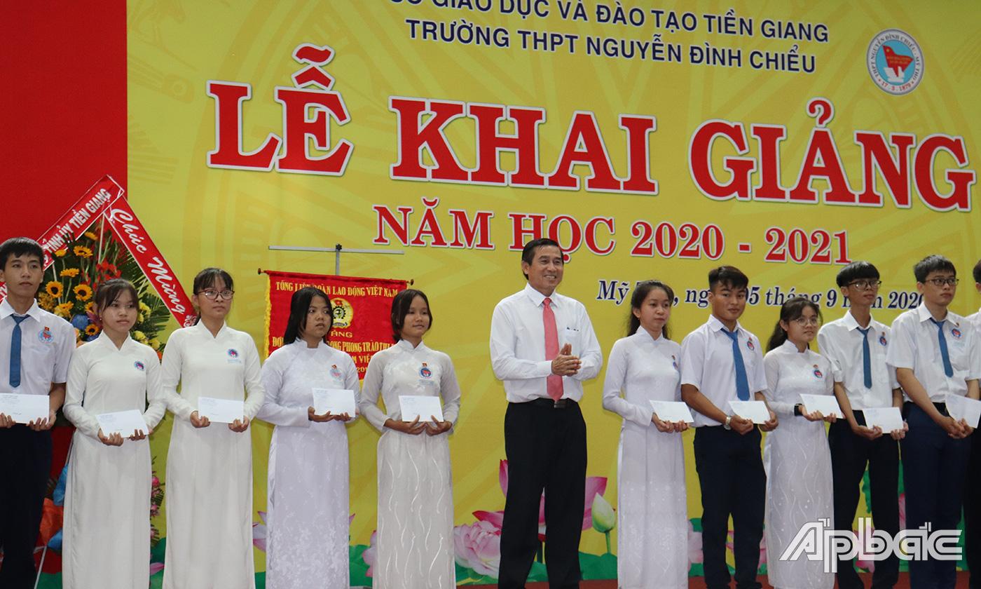 đồng chí Lê Văn Hưởng, đã đến tặng 60 suất học bổng cho học sinh vượt khó học tốt của các trường