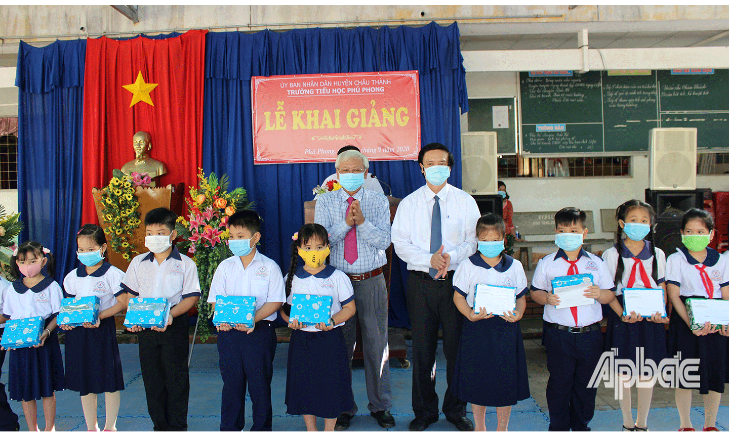 Đồng chí Nguyễn Văn Danh tặng học bổng cho học sinh.