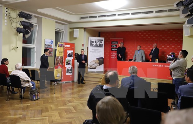 German journalist Hellmut Kapfenberger officially launches his latest book on late President Ho Chi Minh – “Ho Chi Minh – Politische Biografie” (Political Biography) – in Berlin on September 2 (local time). (Photo: VNA).