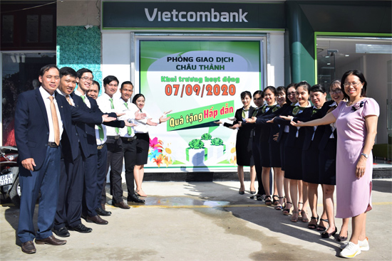 Giám đốc Vietcombank Tiền Giang Nguyễn Thị Tuyết cùng tập thể lãnh đạo, cán bộ PGD Vietcombank Châu Thành chào đón khách đến giao dịch.