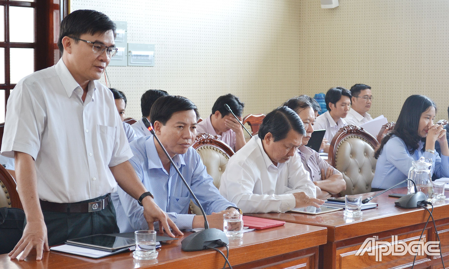Đồng chí Nguyễn Văn Mười báo cáo kết quả thanh tra của cấp bộ, ngành Trung ương vụ khiếu nại CDC và TTTM Cai Lậy.    