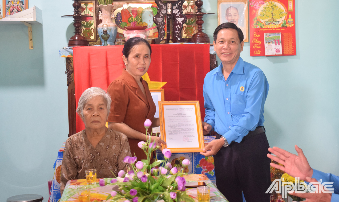 Đại diện Liên đoàn Lao động tỉnh tặng quyết định về việc trao tặng mái ấm Công đoàn cho chị Ngô Thị Pha 