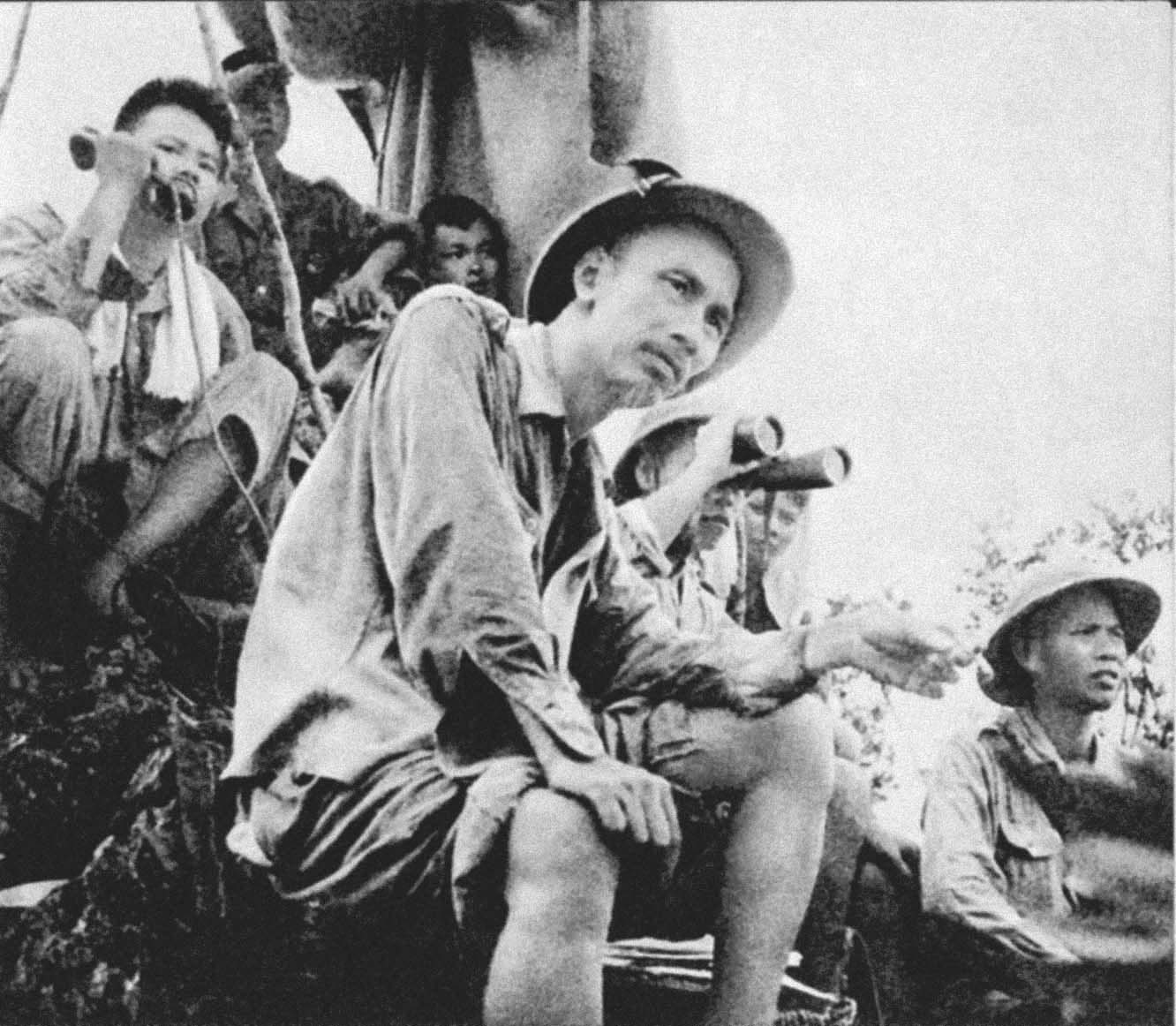 Chủ tịch Hồ Chí Minh trên đài quan sát trận đánh mở màn của bộ đội ở Đông Khê trong Chiến dịch Biên Giới.