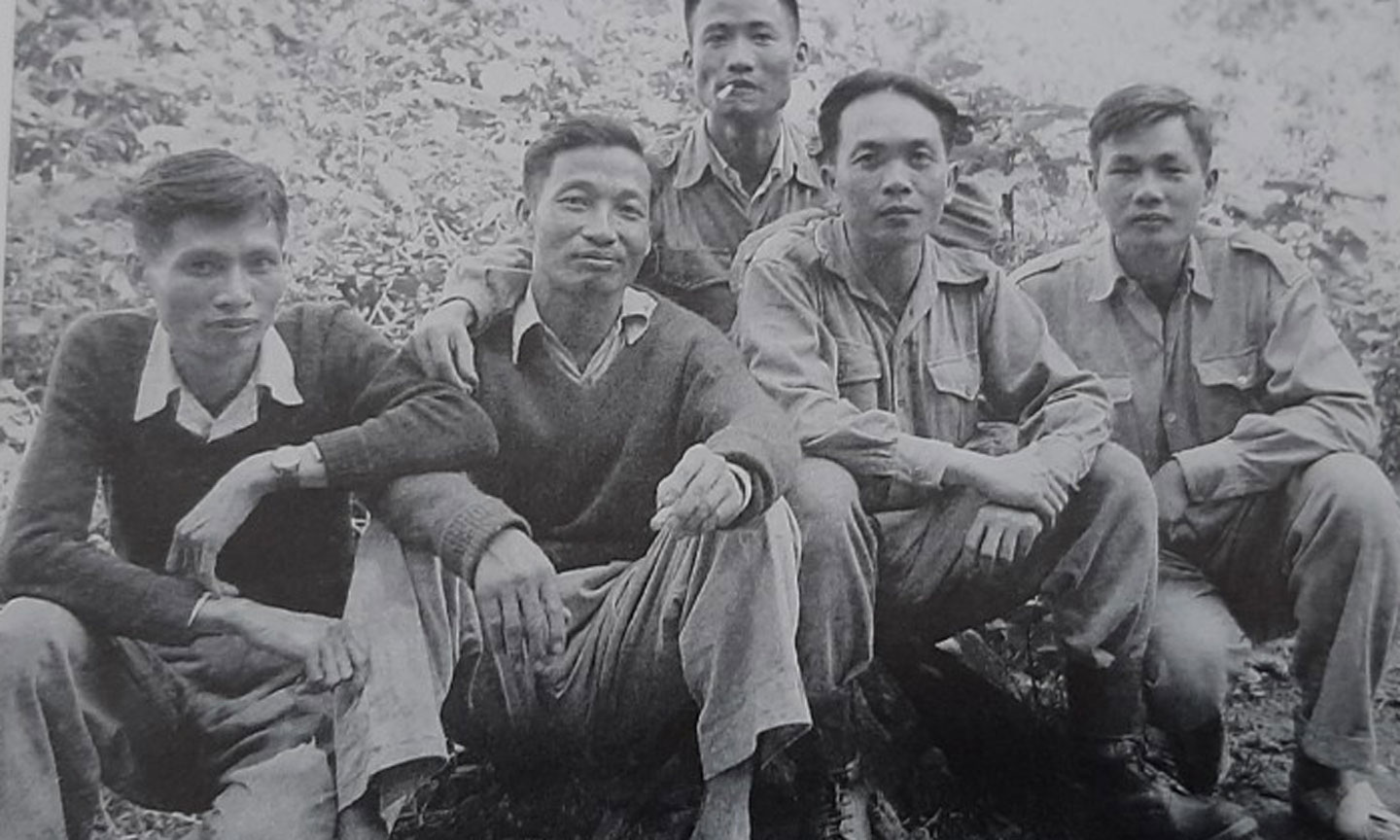 Đảng ủy Chiến dịch Biên Giới. từ trái sang: Bùi Quang Tạo, Trần Đăng Ninh, Võ Nguyên Giáp, Lê Liêm, Hoàng Văn Thái (hàng sau).