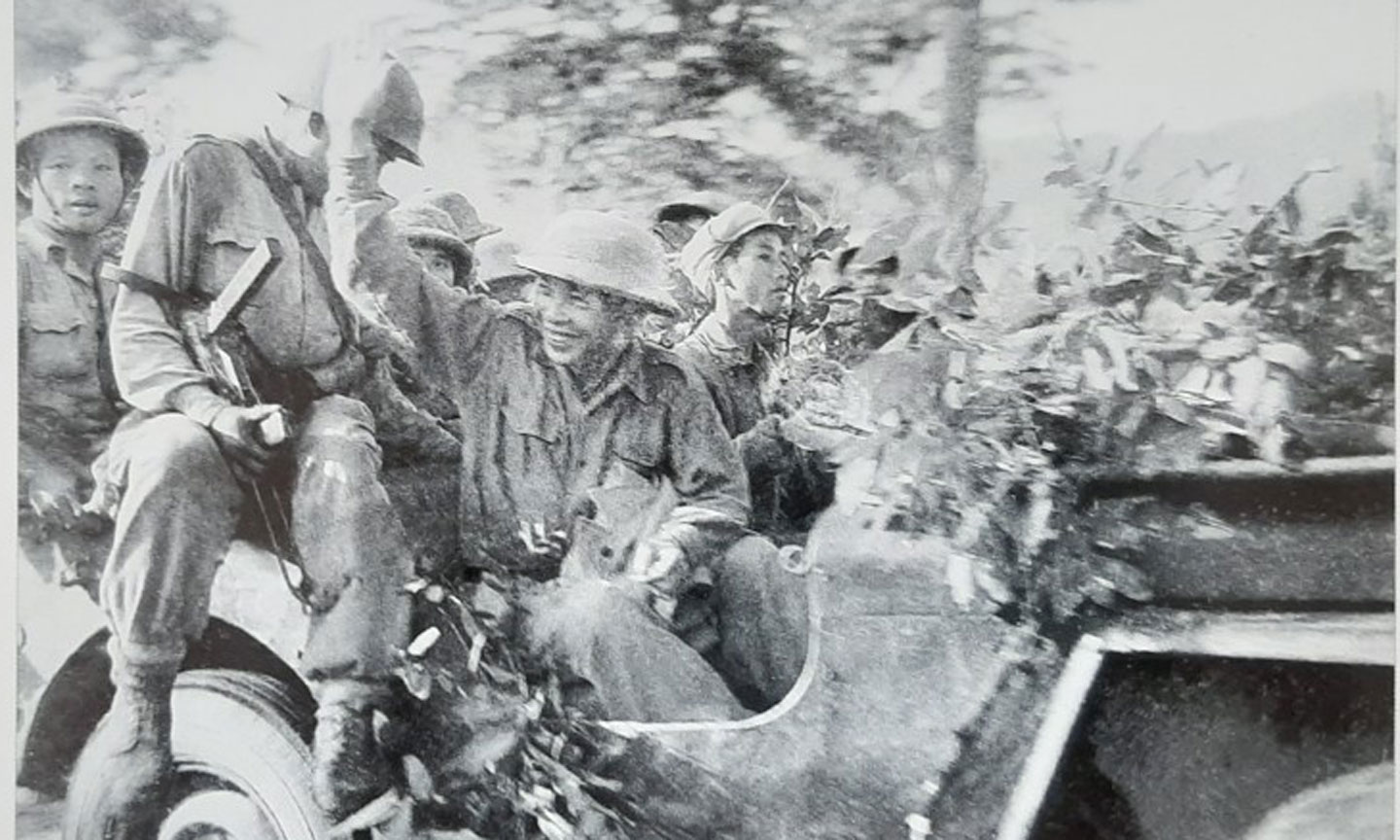 Đại tướng Võ Nguyên Giáp trên đường đi Chiến dịch Biên Giới vẫy chào bộ đội hành quân.