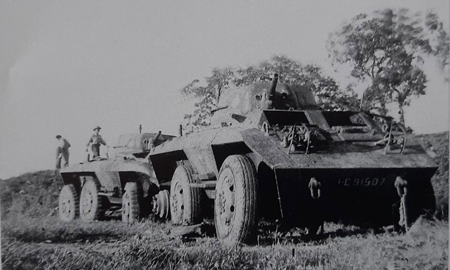 Xe thiết giáp Pháp bị quân ta phá hỏng trong Chiến dịch Biên Giới.