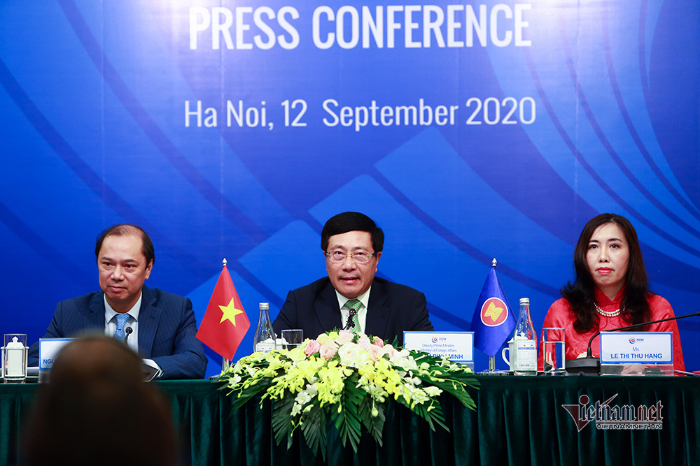 Chairing the press conference in Hanoi was Mr. Minh (center) and ASEAN Secretary General Lim Jock Hoi in Jakarta.
