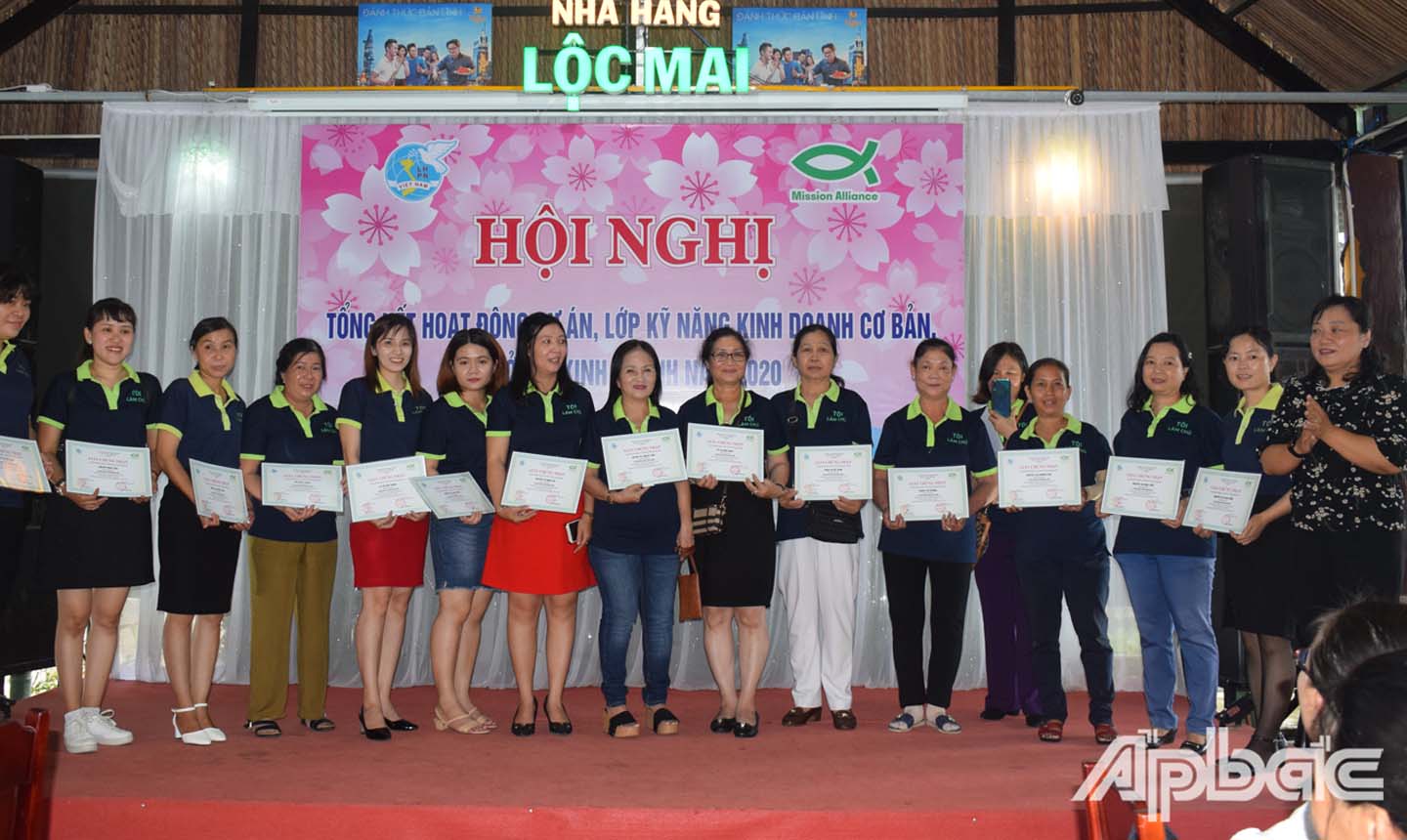 Đồng chí Đặng Thị Ngọc Điệp, Phó Chủ tịch thường trực Hội LHPN tỉnh trao giấy chứng nhận cho các học viên.