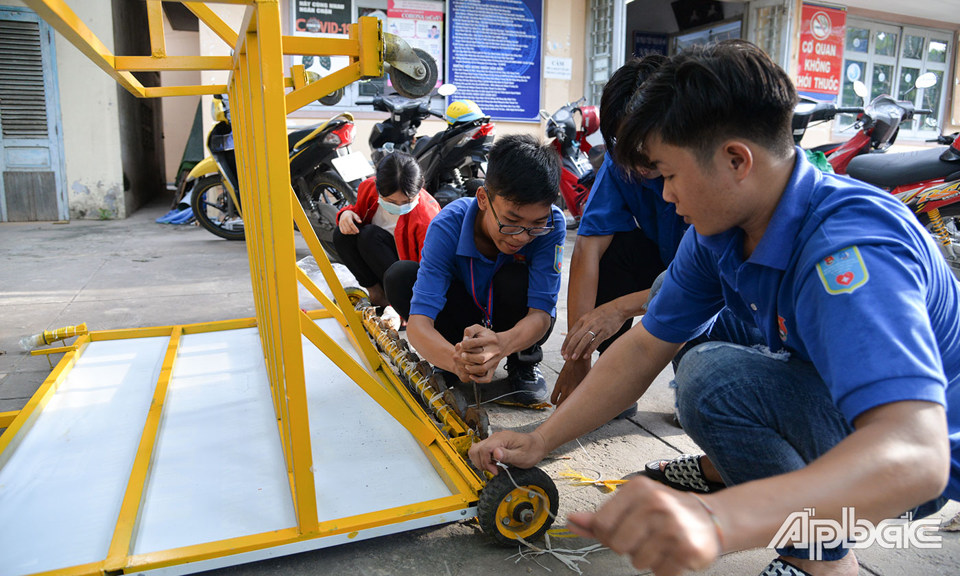 Các thành viên trong Đội thanh niên tình nguyện kiểm tra lại xe hút đinh.