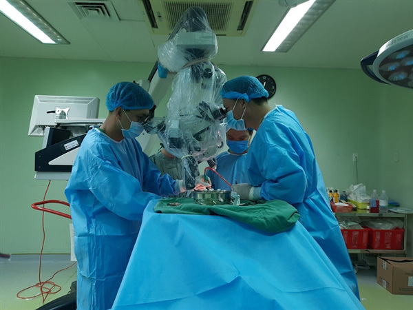 Doctors conduct the surgery. — VNA/VNS Photo Anh Tuyet
